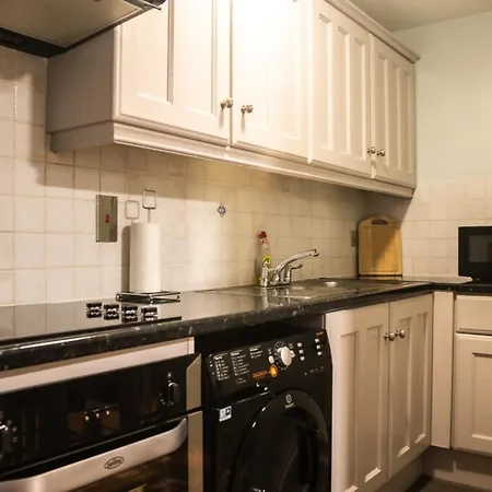 Windmill Lane Apartment *